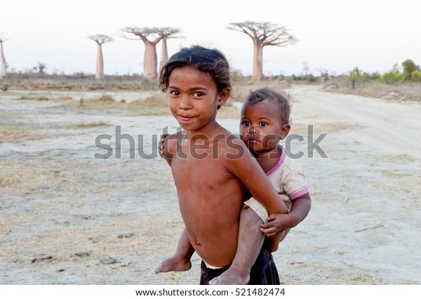 マダガスカルのシャイで貧しいアフリカの女の子と赤ん坊 貧困 の写真素材 今すぐ編集