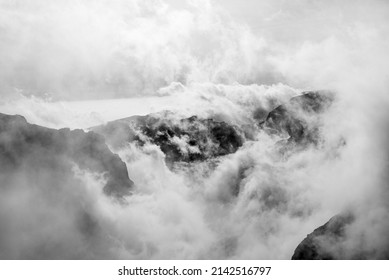 Madeira lanscape, Clouds and mountains, Portugal, Pico de Arieiro - Pico de Ruivo trail.