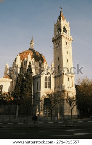 Madrid - Iglesia - Hora Dorada - Edificio