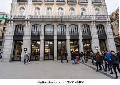 Madrid, Spain - December 2018: Apple Store In Puerta Del Sol,downtown And The City Center Of Madrid, With Pedestrians Passing By Outside The Store.