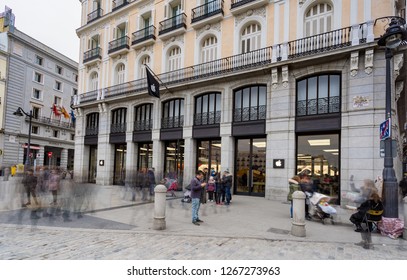 Madrid, Spain - December 2018: Apple Store In Puerta Del Sol,downtown And The City Center Of Madrid, With Pedestrians Passing By Outside The Store. Slow Shutterspeed