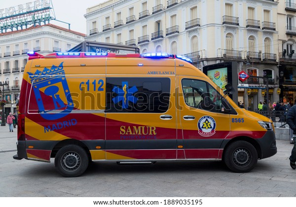 Madrid, Spain; December 26, 2020: SAMUR\
ambulance in lateral position in the Plaza de Sol. (SAMUR, civil\
protection, city of Madrid,\
ambulance)