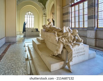 Madrid, Spanien - 27. Januar 2022. Das Mausoleum von Praxedes Mateo Sagasta von Mariano Benlliure. Pantheon der illustren Männer. Madrid, Spanien.
