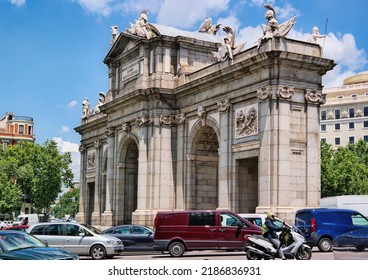 Madrid, Spain - May 2018: The Puerta De Alcala Is A Neo-classical Monument In The Plaza De La Independencia With Traffic Jam