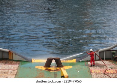 Madura, October 2022. The Ship's Crew Is Spraying Fire Hydrate On The Towing Wire To Clean The Remaining Mud On The Wire During Pay-in (Spooling) Towing Wire