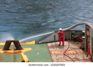 Madura, October 2022. The Ship's Crew Is Spraying Fire Hydrate On The Towing Wire To Clean The Remaining Mud On The Wire During Pay-in (Spooling) Towing Wire