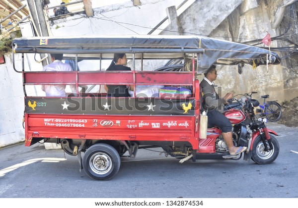 Mae
Sai, Chiang Rai, Thailand : November 30, 2018: Taxis crossing the
border of Mae Sai, Chiang Rai-Tachileik,
Myanmar.