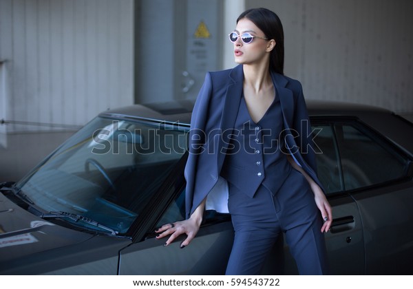 海港のジャポネス車の外にいるマフィアの女性 レトロなスポーツカーの横に日向に立つファッションガール 青いスーツを着たスタイリッシュな女性と クラシックカーの近くで待つサングラス 写真素材 Shutterstock