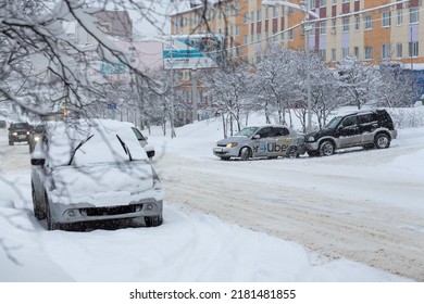 Magadan, Magadan Region, Russia - November 8, 2021. Car Accident On The Street. Two Cars Collided On A Snow-covered Slippery Road. Damaged Cars On The Street. Lots Of Snow After A Snowfall In The City