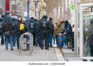 Magdeburg, Deutschland - 08. Januar 2022: PolizeiSicherheitskräfte während der Proteste der Gegner der Corona-Maßnahmen und der ZwangImpfung in der Innenstadt von Magdeburg in Deutschland                           