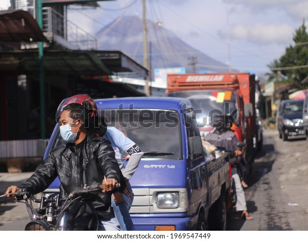 Magelang, Indonesia - April 5 2021 : Traffic\
jam towards the end of the month of\
Ramadan
