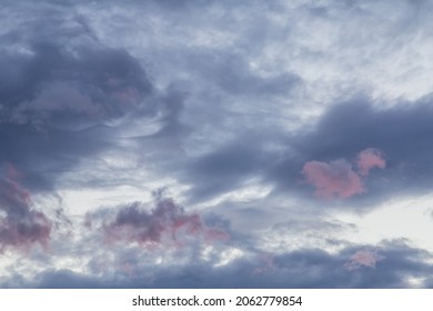 Magenta rosafarbener Sonnenuntergangshimmel mit Sturmwolken