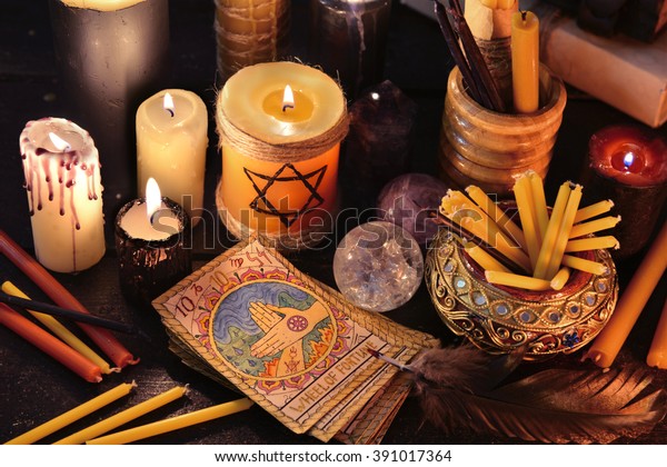 魔法の物体 キャンドル タロットカード 占いのセアンスや黒魔術の儀式 オカルトで密教の象徴で怖い静物 ハロウィーンや占いの儀式 の写真素材 今すぐ編集