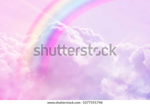 日差しのある ふわふわした空の白い背景にマジックなレインボーファンタジー雲 パステルは夢のユニコーンのコンセプトを色分けする の写真素材 今すぐ編集