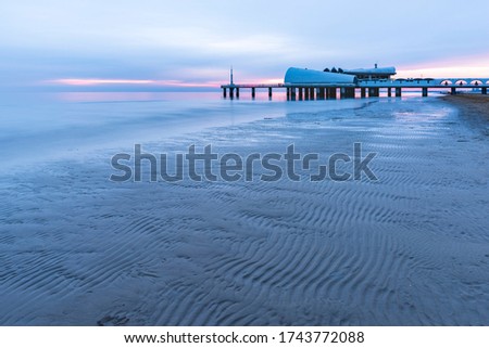 Similar – Foto Bild Magische Stunde im goldenen Grasland mit glühendem Tau bei Sonnenaufgang. Sonnenaufgang über den Bäumen im magischen Grasland, Ungarn