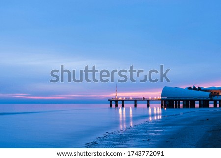 Similar – Foto Bild Magische Stunde im goldenen Grasland mit glühendem Tau bei Sonnenaufgang. Sonnenaufgang über den Bäumen im magischen Grasland, Ungarn