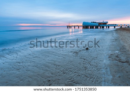 Similar – Foto Bild Magische Stunde im goldenen Grasland mit glühendem Tau bei Sonnenaufgang. Sonnenaufgang über den Bäumen im magischen Grasland, Ungarn