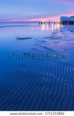 Similar – Foto Bild Magische Stunde im goldenen Grasland mit glühendem Tau bei Sonnenaufgang. Sonnenaufgang über den Bäumen im magischen Grasland, Ungarn