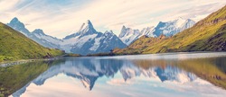 Kouzelná Panoramatická Krajina S Jezerem V Horách Ve švýcarských Alpách V Evropě. Wetterhorn, Schreckhorn, Finsteraarhorn Et Bachsee. (relaxace, Harmonie, Antistresová Koncepce).
