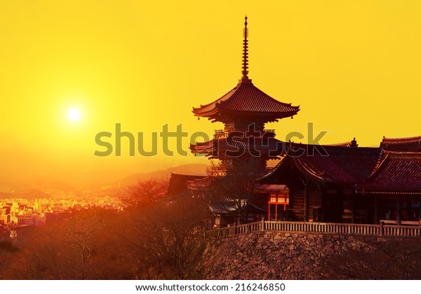 京都 清水寺の幻想的な夕日 の写真素材 今すぐ編集