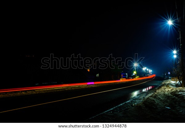 Magnificent shake the light of\
car lights in the evening on the highway with the stars of\
streetlights