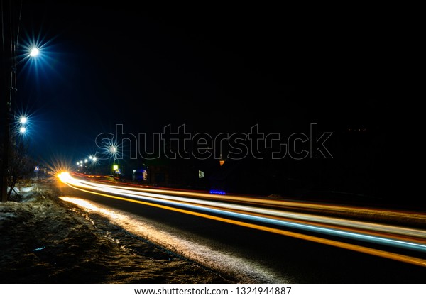 Magnificent shake the light of\
car lights in the evening on the highway with the stars of\
streetlights