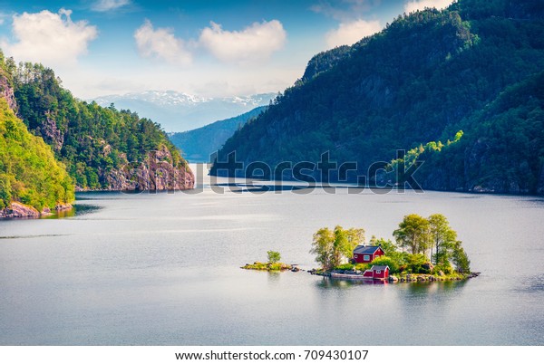 北海のロヴラホルデン フィヨルドの上にノルウェーの典型的な建物を持つ 小さな島の壮大な夏の景色 ノルウェーのカラフルな朝の景色 自然のコンセプト背景に美しさ の写真素材 今すぐ編集