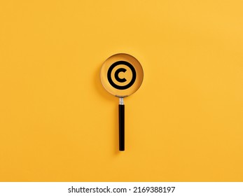La lupa magnifica el símbolo de los derechos de autor. Concepto de patentes o protección de los derechos de autor.