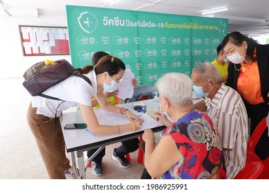 Mahasarakham, Thailand - 7 June 2021: The General Public And The Elderly Receive The First Dose Of Free Vaccine To Prevent COVID-19 From The Government In Maha Sarakham, Thailand.