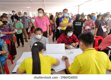 Mahasarakham, Thailand - 7 June 2021: The General Public And The Elderly Receive The First Dose Of Free Vaccine To Prevent COVID-19 From The Government In Maha Sarakham, Thailand.