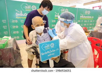 Mahasarakham, Thailand - 7 June 2021: The General Public And The Elderly Receive The First Dose Of Free Vaccine To Prevent COVID-19 From The Government In Maha Sarakham, Thailand.