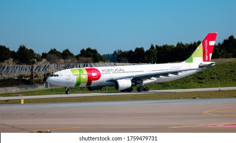 Maia/Porto/Portugal - 06/12/2019:  Plane From Easy Jet Company Arrives At Francisco Sá Carneiro Airport On Porto,  Airbus A-320.