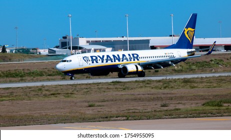 Maia/Porto/Portugal -09-11-2019; Ryanair Plane Arrives At Francisco Sá Carneiro Airport In Porto City.