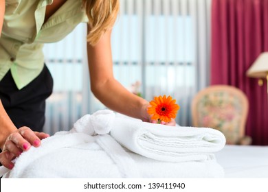 Zimmermädchen, die Zimmerservice im Hotel anbieten, stellen sich die Betten zusammen