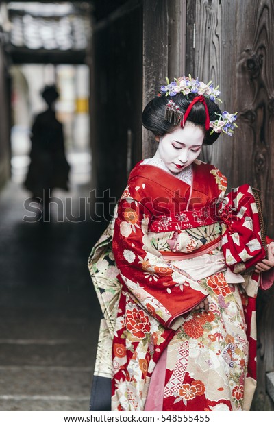 舞子艺妓走在京都祗园的街道上日本库存照片 立即编辑
