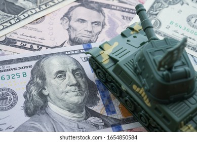 The Main Battle Tank On US Dollar Banknotes Background. U.S. And China Trade War And Currency War Concept Or U.S. Sells Arms Weapons To Other Countries, Russia Vs Ukraine Concept.