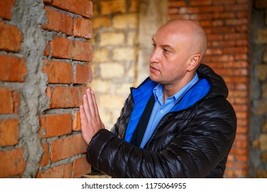 the main Builder checks the quality of brick laying