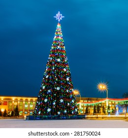 Christmas Tree On Street Images Stock Photos Vectors Shutterstock