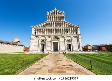 The Main facade of the Pisa Cathedral, (Duomo di Santa Maria Assunta, 1063-1092), in Pisan Romanesque style, Square of Miracles (Piazza dei Miracoli), Tuscany, Italy, Europe.
