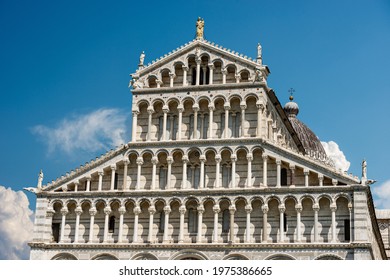Main facade of the Pisa Cathedral (Duomo di Santa Maria Assunta), in Pisan Romanesque style, Piazza dei Miracoli (Square of Miracles). Tuscany, Italy, Europe.