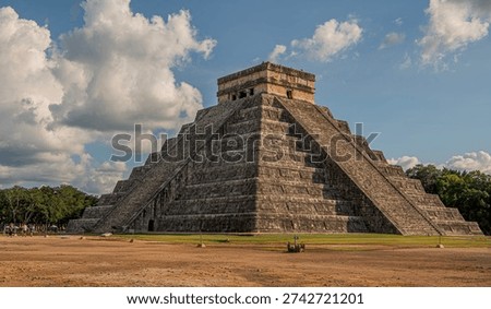 The main pyramid at the centre of Chichen Itza with steps running up each of the sides. 