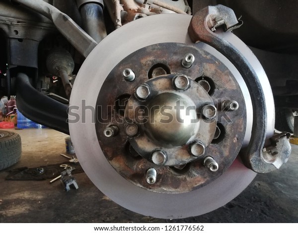 Maintenance of the brake system When the brake
pads need to be changed, we should check in according to the time
specified by the
center.