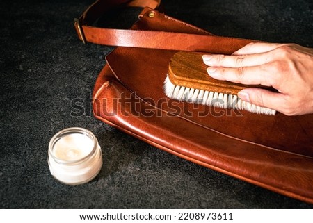 Maintenance of leather products (brushing, oiling)