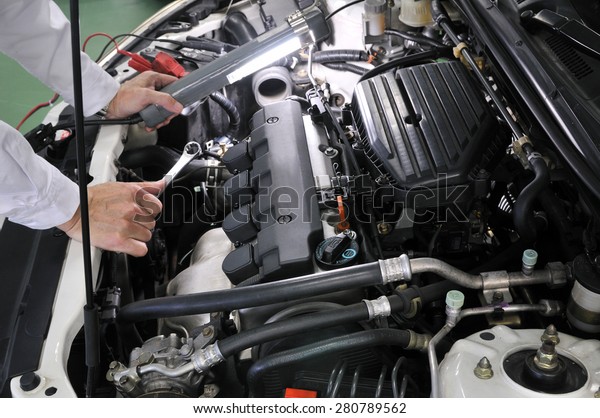 Maintenance of motor vehicles.\
It is made in\
Japan car of being\
repaired.