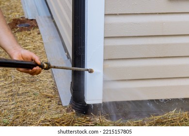 Maintenance Services For Washing Siding House By Using High Pressure Nozzles That Spray Water Soap Cleaner To Clean Home