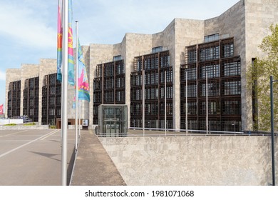 Mainz, Germany - April 24, 2019: Rathaus (City Hall) With The Pedestrian Bridge.