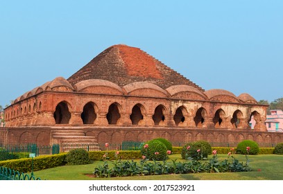 The Majestic Architecture Of Rasmancha (or Raasmoncho) In Bishnupur, West Bengal. This 16th Century Terracotta Made Historic Temple Is A Major Travel Destination.