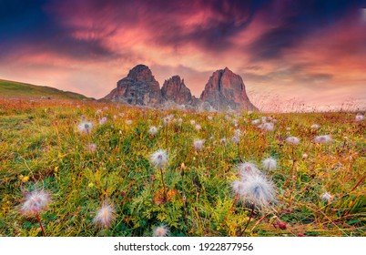 Majestätischer Sonnenaufgang auf dem Sella-Pass mit dem Sassolungo-Gebirge. Spektakuläre Sommerszene des Grödner Tals, Nationalpark Dolomiten, Italien, Europa. Schönheit des Naturkonzepts, Hintergrund