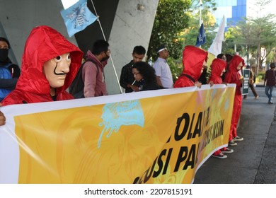 Makassar, 23 September 2022: A Number Of Mysterious Youths With Masks In Red Costumes Conduct A Climate Campaign And Call For Social Issues, And Reject The G20, On Jl. A.P. Pettarani.