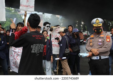 Makassar 7 September 2022: In A Student Demonstration On Jl. A.P. Pettarani, A Policeman Who Was Guarding The Security Of The Demonstration Was Distributing Medical Masks To Demonstrators.